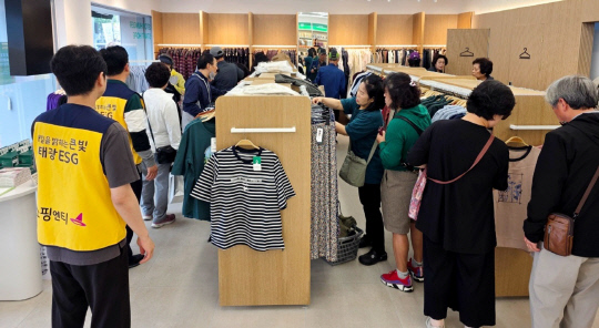 지난 16일 서울 중랑구 행복한나눔 중화역점에서 바자회가 열리고 있다. 쇼핑엔티 제공